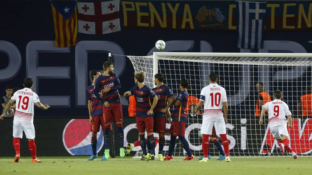 Barcellona-Siviglia si apre con il gol su punizione di Banega al 3&#39;: 0-1. Reuters